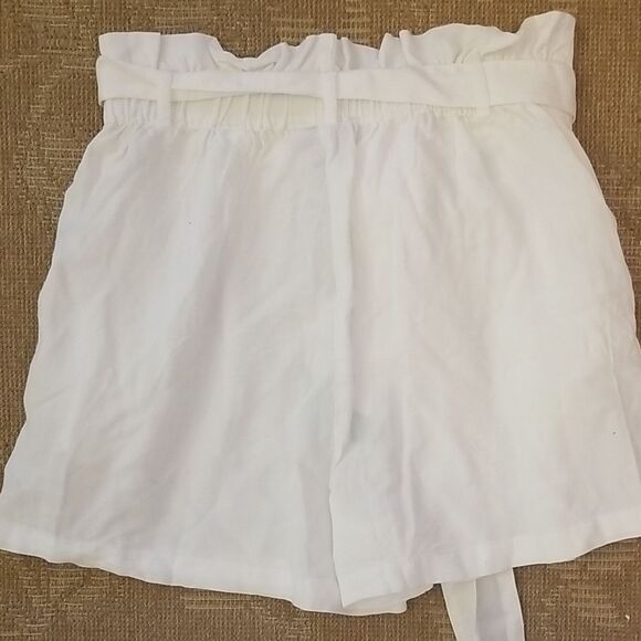 Love Tree NWT High Waist Paperbag Shorts White Button Front Belted Size S - Picture 2 of 6
